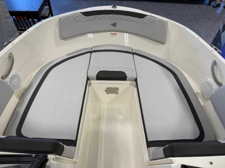 2026 Bayliner M17 - Full Windshield US-BLBX1244G526 [photo 17]